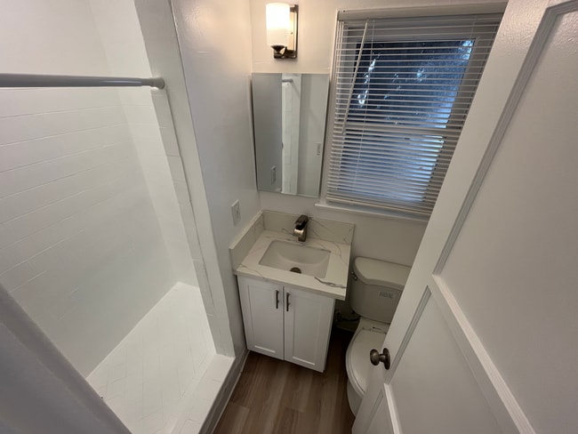 Interior Photo - 944 Tiverton Avenue