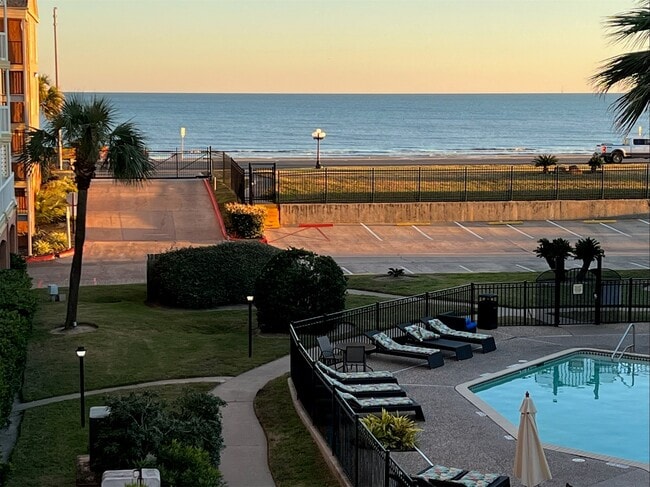 Building Photo - 6300 Seawall Blvd