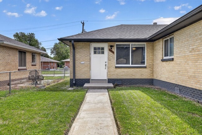 2 bed 1 bath - Remodeled Home in Denver! - 2 bed 1 bath - Remodeled Home in Denver!