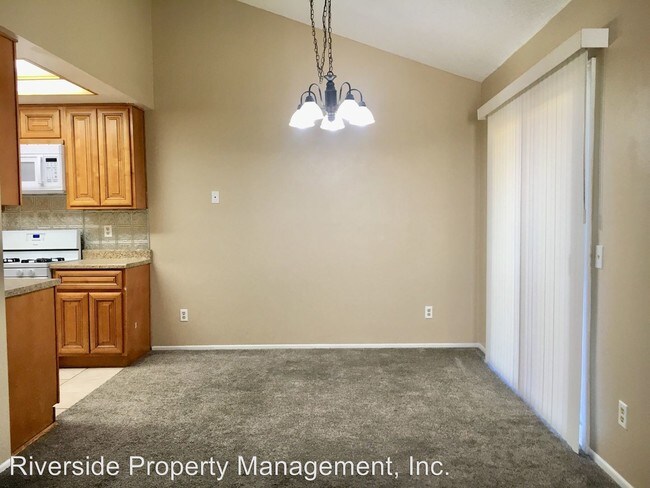Building Photo - 3288 Little Mountain Dr
