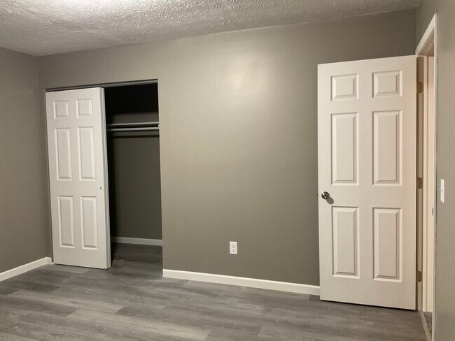 Building Photo - 1814 Lakeview Dr