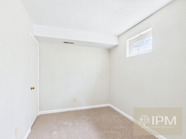 Building Photo - Charming York Township 3 Bedroom Condo | Attached Garage & Central Air!!