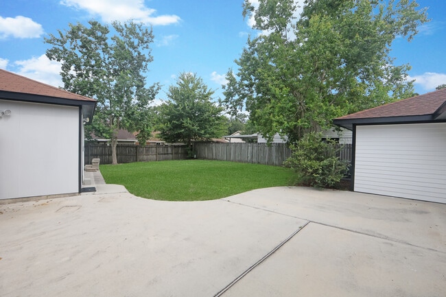 Backyard - 811 N Lake Verret Ct