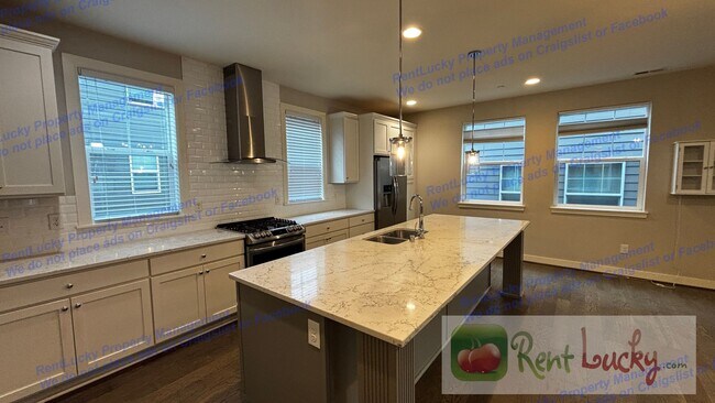 Building Photo - Spacious Issaquah Townhome w/ Entry-Level Suite & 2-Car Garage