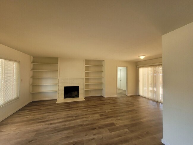 Foto del edificio - Three bedroom 1 bath with central heat and...
