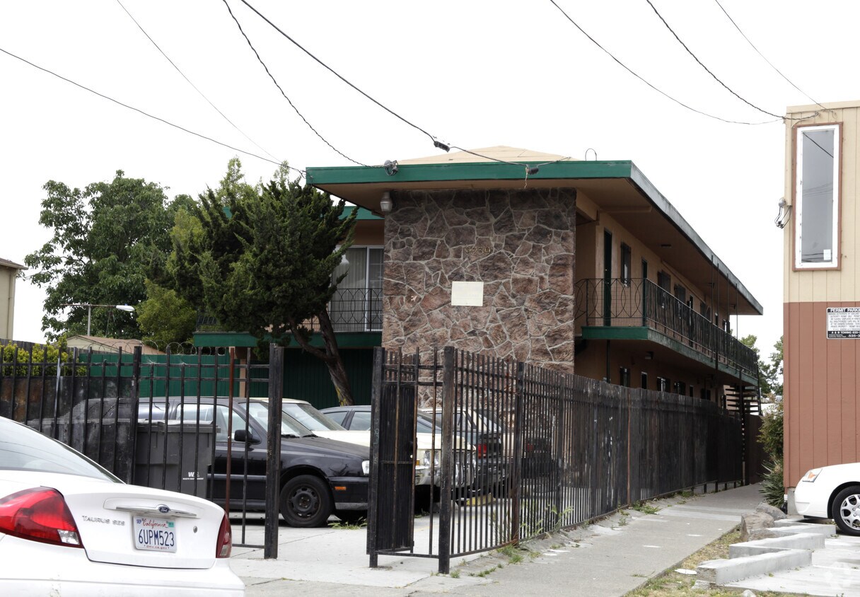 9239 Hillside St, Oakland, CA 94603 Apartments in Oakland, CA