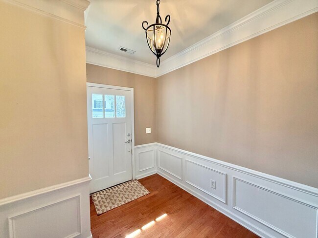 Building Photo - Charming 3BD, 2.5BA Raleigh Townhome with a Fenced Yard Near Shopping, Dining, Interstates, and R...