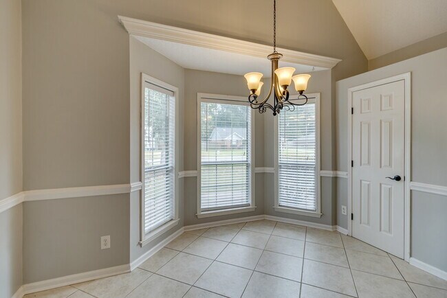 Building Photo - All brick home in the center of Richmond Hill