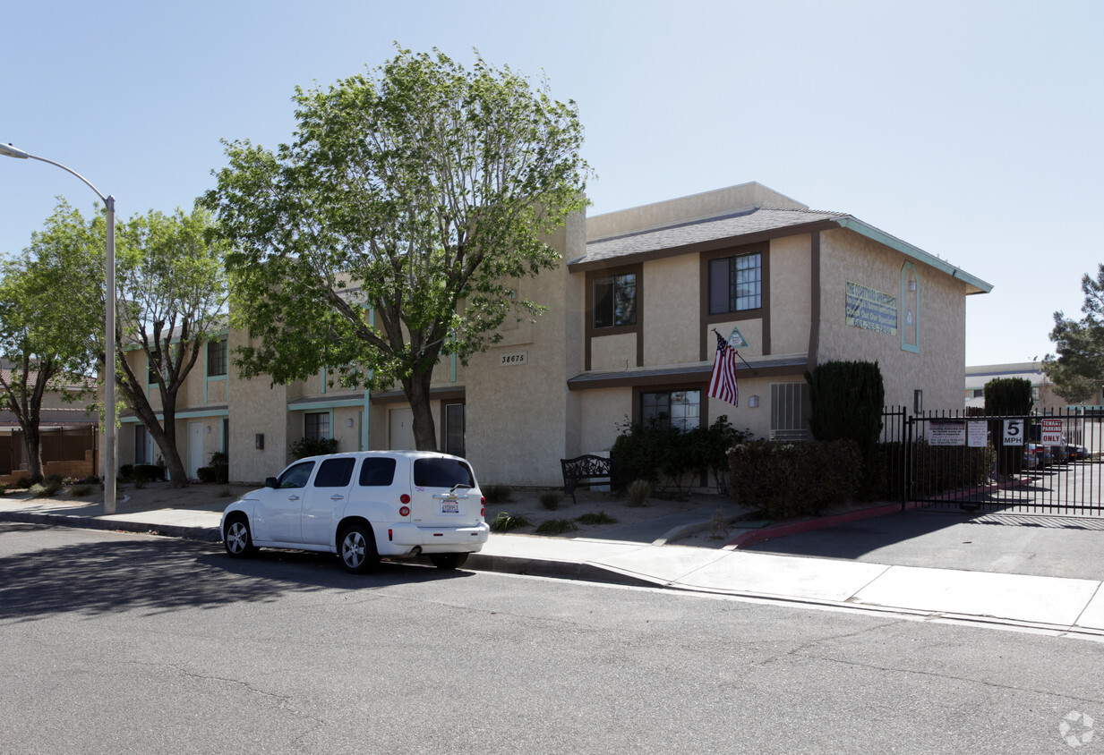 Primary Photo - Courtyard Apartments