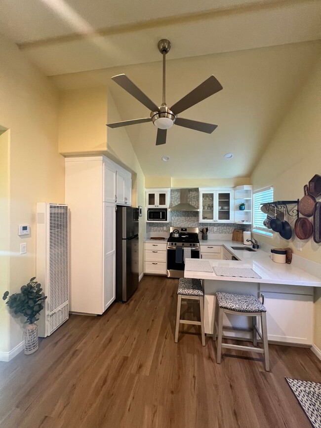 Building Photo - Ventura - Fully furnished one bedroom, one...