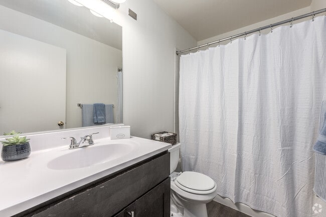 2BR, 2BA - 889SF - Bathroom - Sail Cloth Factory Apartments