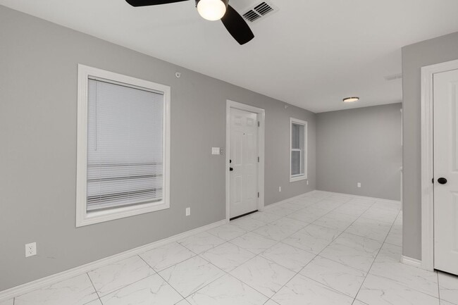 Building Photo - 2416 E Rogers Rd