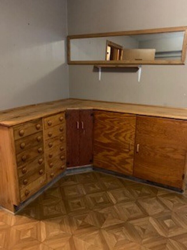 Foto del edificio - Large 3 BR 2 BA house w beautiful woodwork...