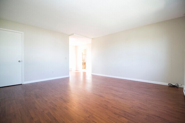 Building Photo - 5359 Cresthaven Ln