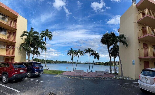 Foto del edificio - 443 NE 195th St