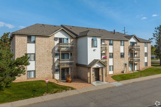 Building Photo - Norway Pines Apartments