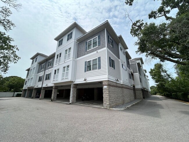 Building Photo - Welcome to this highly desirable third-flo...
