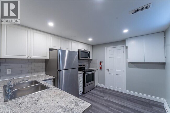 Photo du bâtiment - 244 Upper Paradise Rd