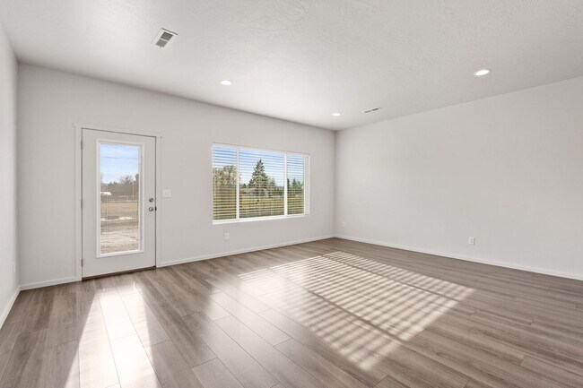 Building Photo - 4812-4814 E Fairview Ave