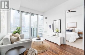 Building Photo - 560 Front St W