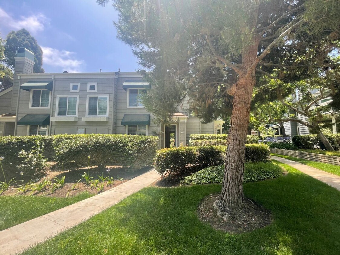 Primary Photo - Bright and Spacious End-Unit Townhome in t...