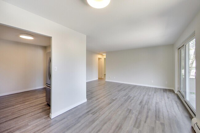 Photo du bâtiment - Freshly Renovated 2 Bedroom 1 Bathroom Apartment!