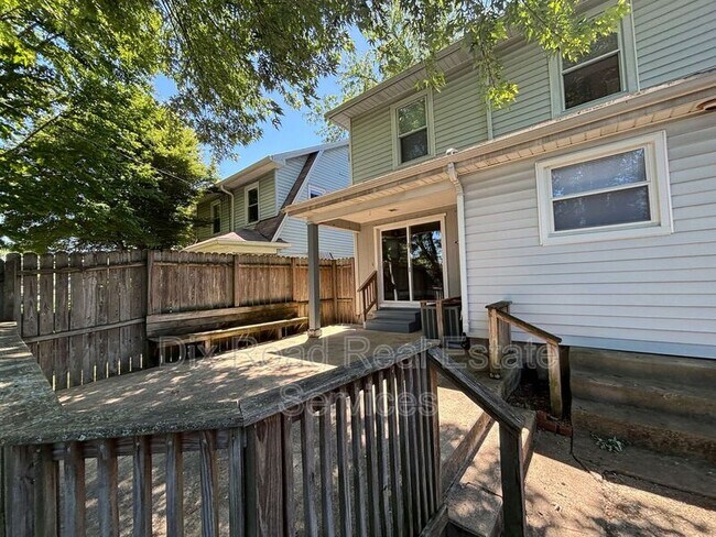 Building Photo - 217 Fernwood Ave