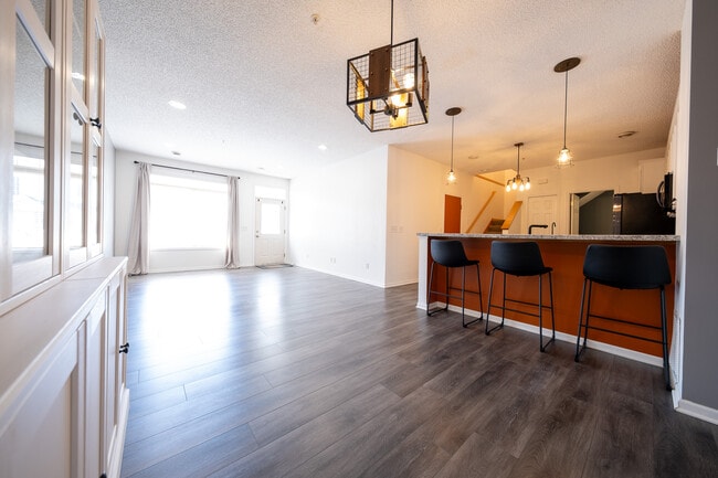 Building Photo - 4853 Bisset Ln
