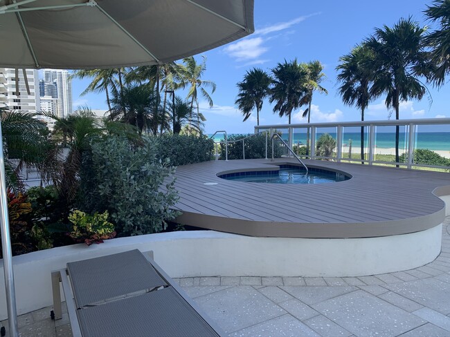 Jacuzzi - 5757 Collins Ave