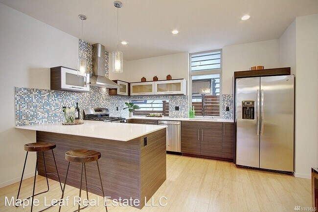 Building Photo - 3 br, 2.5 bath House - 944 Hiawatha Pl S