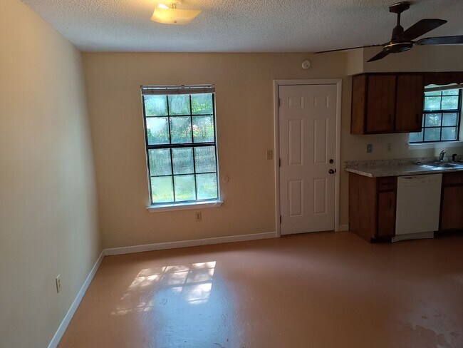 Building Photo - 3 Bedroom 2 Bath Home