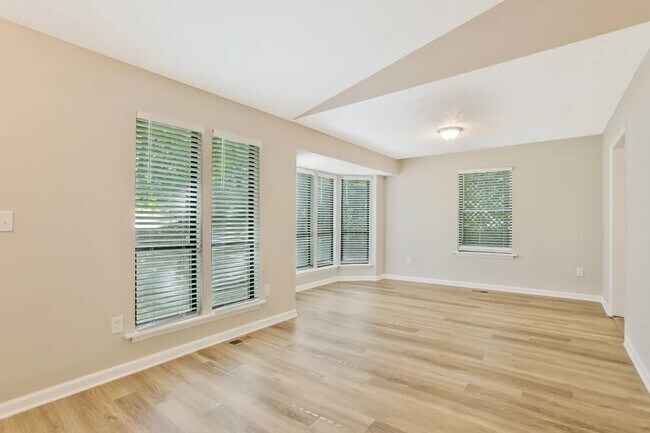 Foto del edificio - 5144 Forest Mist Dr