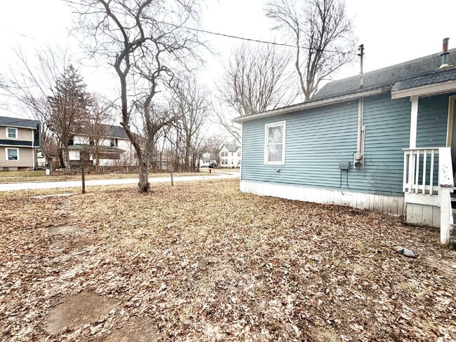 Building Photo - 3 Bedroom, 1 Full Bath