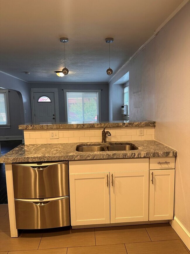 Foto del edificio - 3 Bedroom Home Across From Trolley Square