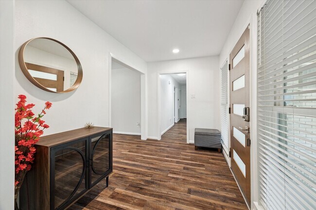 Foto del edificio - 7822 Braesview Ln