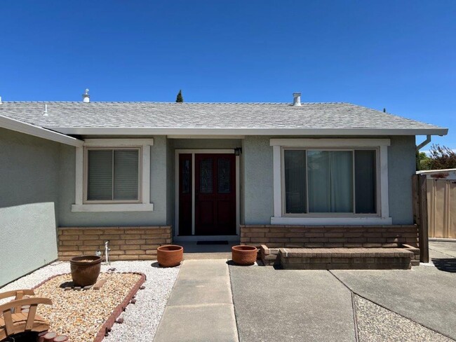 Building Photo - Modern & Updated 3 Bedroom One Story Suisu...