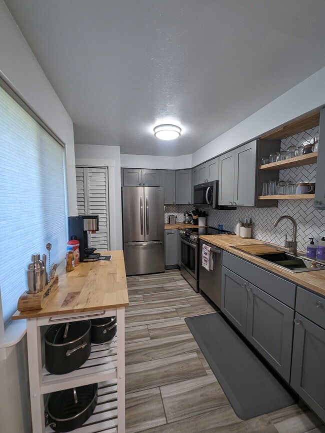 Building Photo - 902 Karrow Ave
