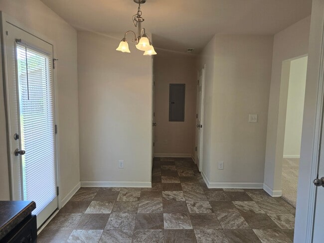 Building Photo - New Listing!