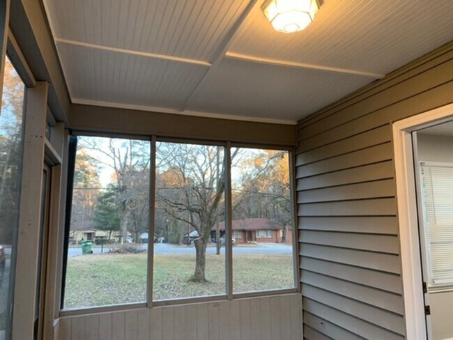 Foto del edificio - Beautiful two bedroom one bath near Campbellton and 166