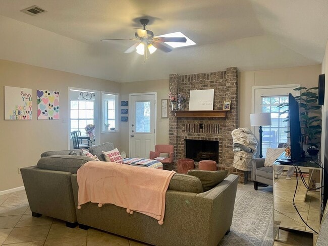 Building Photo - Cute 3 Bed, 2 Bath House Near Sorority Hou...