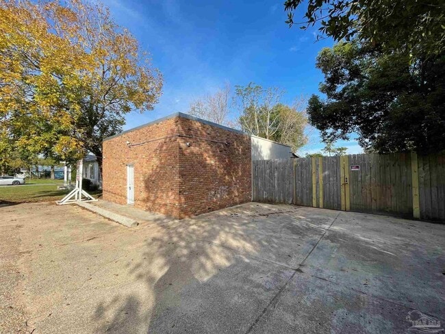 Building Photo - 1116 N T St