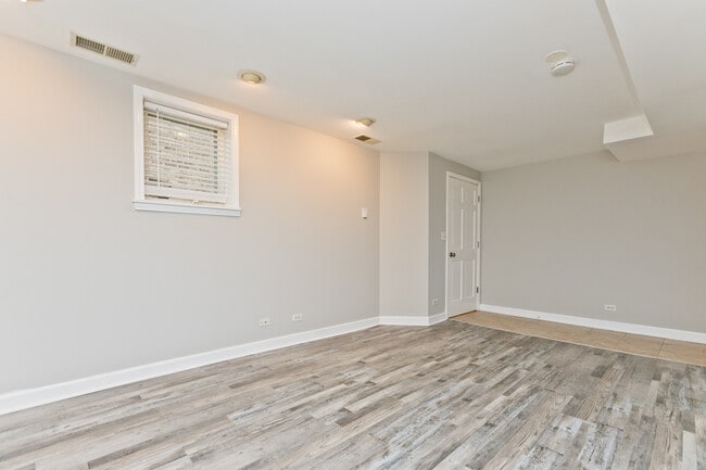 Building Photo - 1427 W Winona St
