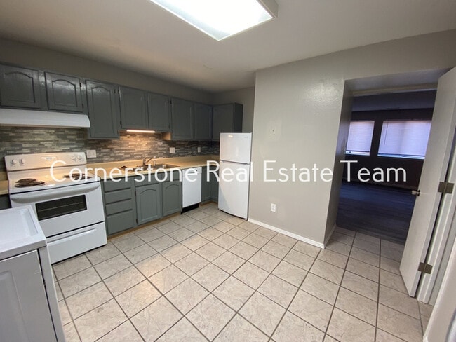 Building Photo - 2627 E Uintah St
