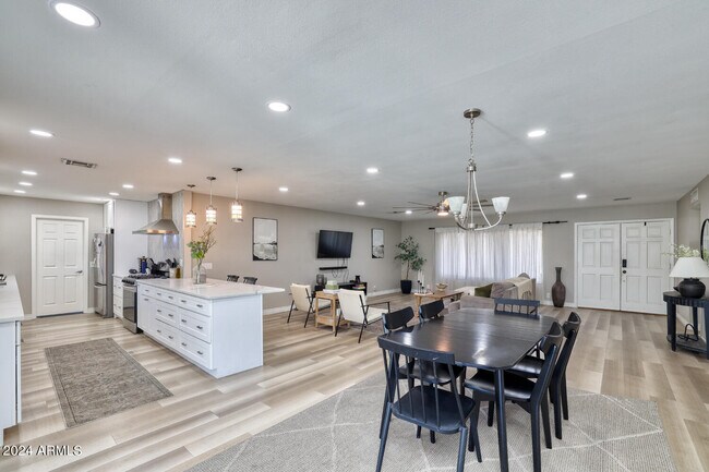 Foto del edificio - 3305 S Holbrook Ln