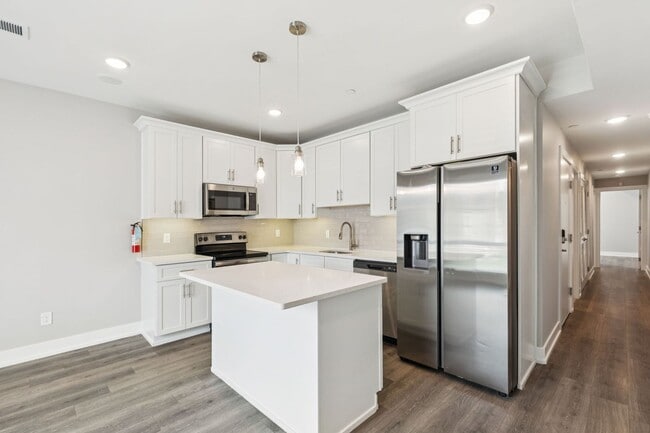 Building Photo - Chic 2-Bedroom Rental with Stunning Roofto...
