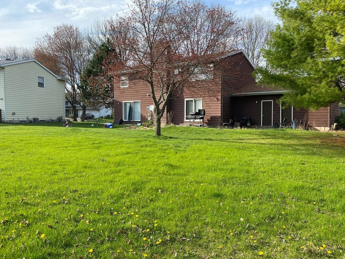 Building Photo - 3 bedroom, 1.5 bath with eat-in kitchen, g...