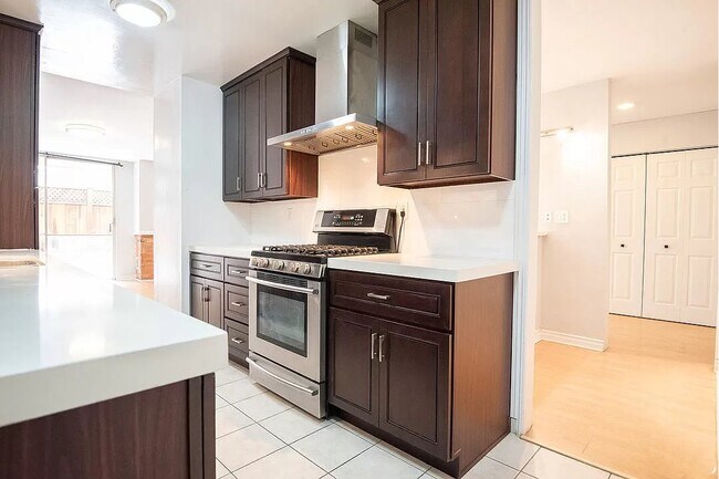 Building Photo - 6425 Green Valley Cir