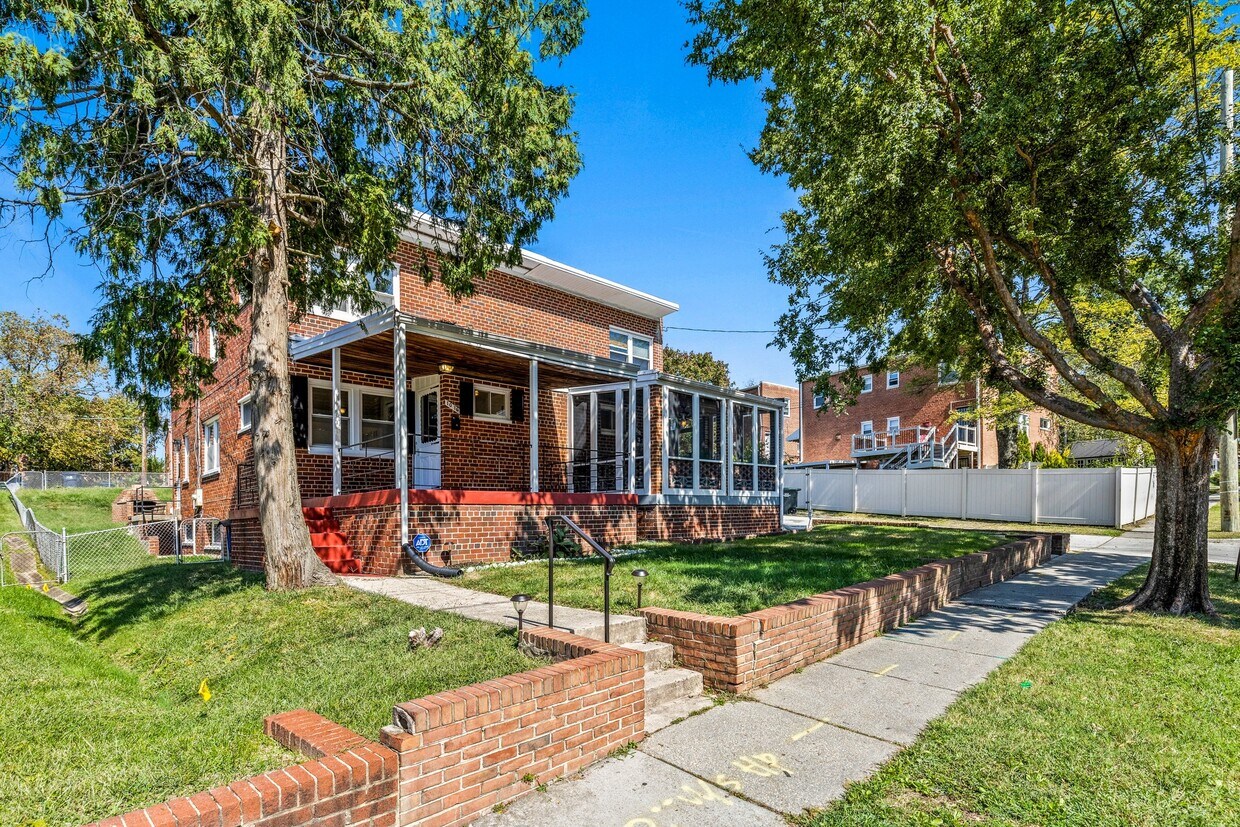 Curb view - 1016 Galloway St NE