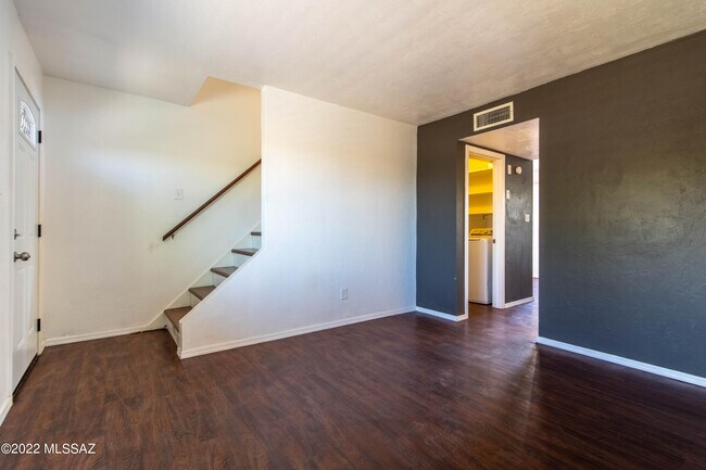 Building Photo - 2815 N Mountain Ave