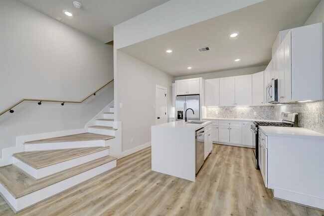 Building Photo - 5822 Cebra St